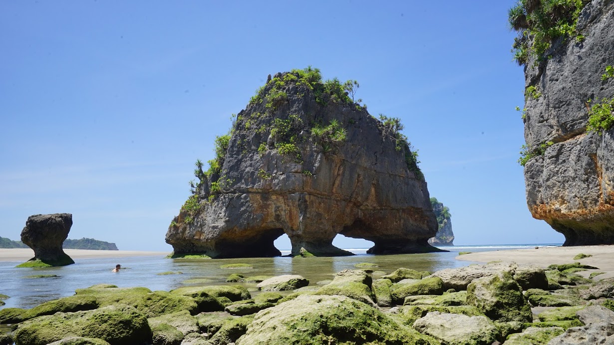 Menikmati Keeksotisan Pantai Watu Maladong Sumba - Referensi Tempat Wisata  di Indonesia
