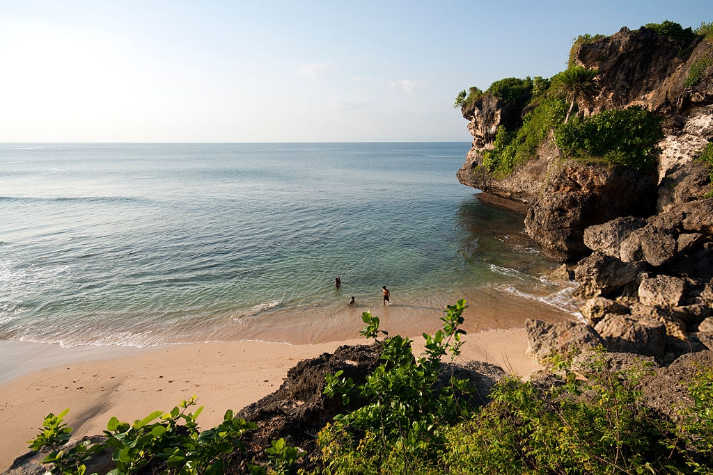Referensi Tempat Wisata di Indonesia | Tebing di Pantai Balangan Bali